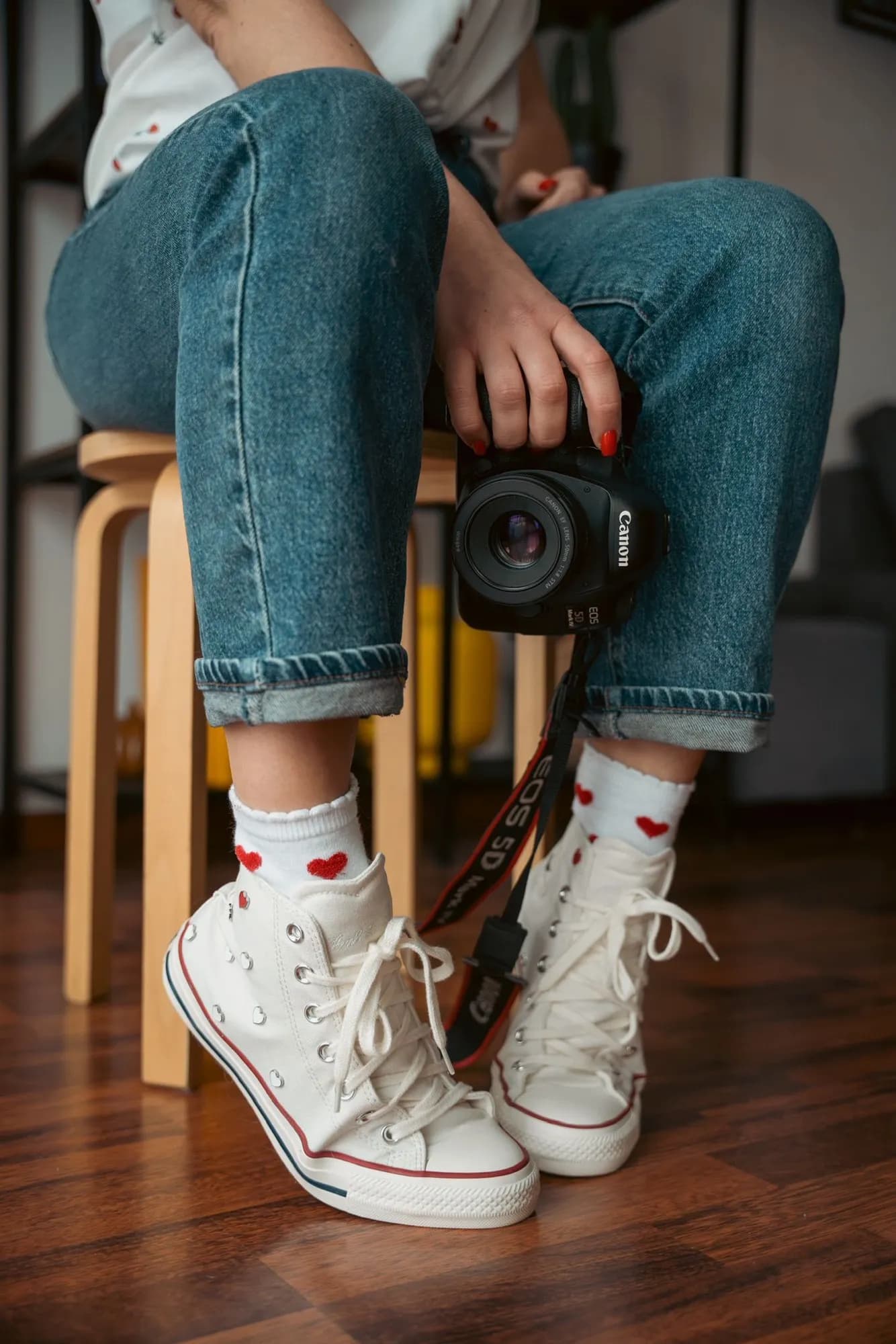 Alina avec son appareil photo et ses converses